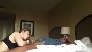 قضيب سميك ضخم يوسع شفري كسها في مشهد مع ممثل أسود
