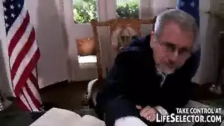 العاهرة المكتبية تأخذ كل قضيب مديرها على المكتب
