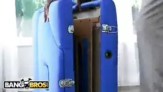 المدلك يملأ مهبل الزوجة الخائنة بالسائل المنوي خلف ظهر الزوج