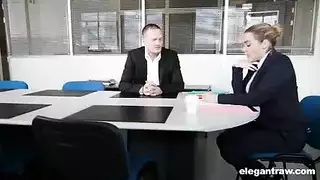 سر السيدة المديرة: تمتلئ من عميل خلال ساعات العمل