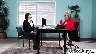 مأدبة فرج تحت الطاولة تؤدي لجلسة نيك جامحة على المكتب