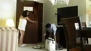 زوجة خليجية شبه عارية في فندق أجنبي تغري العامل و تتحرش به