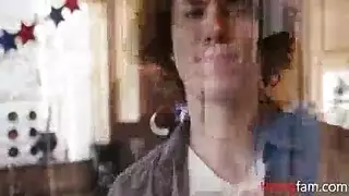 قضيب الأخ غير الشقيق في فمها ثم عميقًا في مهبلها