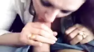 سكرتيرة مثيرة تمص قضيب مديرها بعمق وتركبه