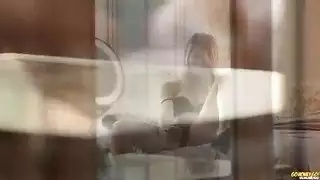 سكس فون صريح: فتاة جامحة تداعب بظرها وهو يزيد شهوتها
