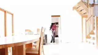 امرأة ناضجة تعلم شاباً يافعاً كيف يضرب صديقته بقوة