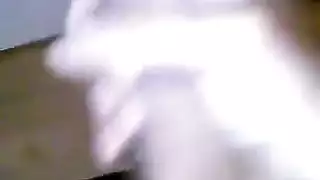 عاشق الاستمناء يدلك زبه الممحون حتى يقذف اللبن