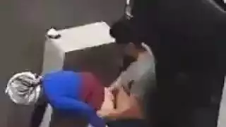الكاميرا مستخبيه فوق السطح وهو نازل نيك في جارته الميلف وهي عمالة تصوت