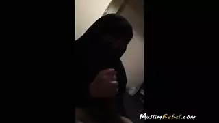 عاهرة وقحة مقنعة تقدم مص قوي ولحس مهبلي مثير