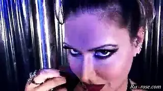 رقصة تعري ساخنة و جنس فموي ساخن جداً مع لحس الزب والخصيتين حتى القذف على وجهها