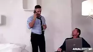 ثلاثة فحول يعطونها النيك الأقوى