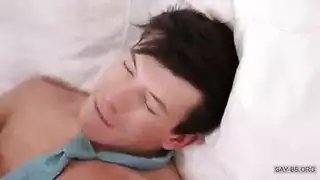 الفحل الأسود يحك قضيبه الضخم بعمق في مؤخرتها المتسعة