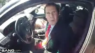 الزوجة الشقراء الممحونة تمص زب الشرطي بينما زوجها مكبل في السيارة