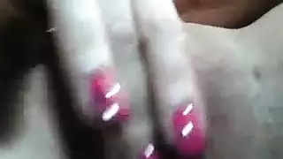 عاهرة مثيرة تستمني على الكاميرا، تبتلع عشيقها، ثم تمارس الجنس وهي تركب