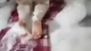 محارم سعودي ينيك امه المربربة وهما لوحدهم في البيت في الحمام و يضرب طيزها
