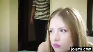 عازبة وحزينة، تدعو حبيبها السابق لجماع عنيف من الخلف وقذف في حلقها