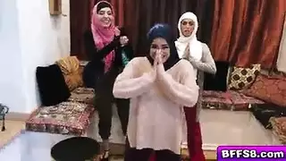 مثلية جنسية قاسية لمحجبات تتحول إلى جماع أمريكي