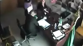 أفلام إكس إكس إكس في المكتب: السكرتيرة المحجبة تنحني على المكتب لرئيسها