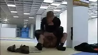 ثنائي الأشقاء المثير ينخرط في جنس شرجي جامح