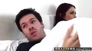عنف مربوطة اليدين