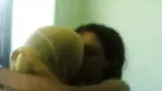 نساء عربيات يلعبن فرج بعض في مشهد سحقي إباحي