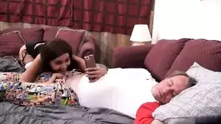 يعلمها ابوها المصارعة وينيكها مترجم