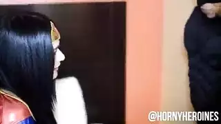 لاتينية ذات مؤخرة شاحبة على أربع تأخذ زباً صلباً عميقاً في طيزها