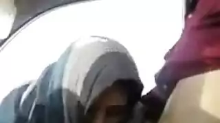 حبيبة مغربية حارة تركب قضيبًا في موقف سيارات عام