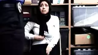 شارة الشرطة والشهوة: شرطي يسيطر على محجبة في غرفة التخزين بإباحية قاسية