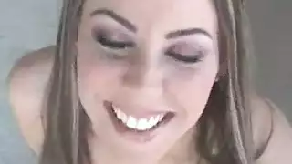 عاهرة ساخنة تبلع الزب بعمق وتتلقى قذفًا غزيرًا على وجهها