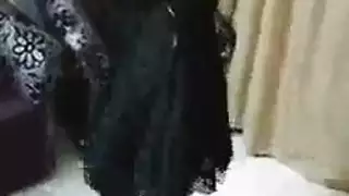 رقصة مصرية إباحية: فتاة شقراء مذهلة تخلع ملابسها وتفرد كسها المحلوق