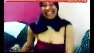 جنس ثلاثي صريح: فتاة مصرية محجبة تتعرض لإيلاج مزدوج بعد رقصة مثيرة