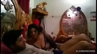 عربية ناضجة تعطي مصة ثم تأخذ جنس شرجي خشن