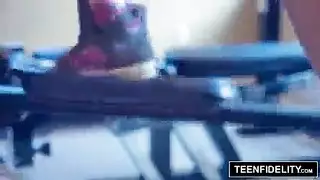 قضيب عميق يجعلها تتدفق قبل أن ينفجر وجهها بقذفه