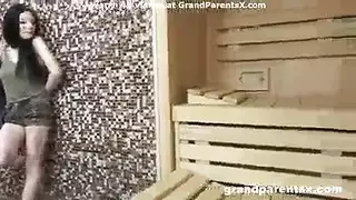 رجل ناضج يضرب حفرتين ضيقتين لمراهقتين في ساونا ساخن