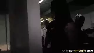 العاهرة كاترينا تأخذ عدة زبور سوداء سميكة في فمها