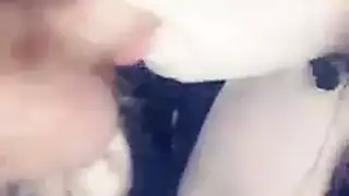 مص القضيب والبيض قبل مشهد إباحي في مكان عام