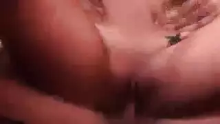 فحل زبه كبير ينيكها بعمق في الفتحتين بعنف