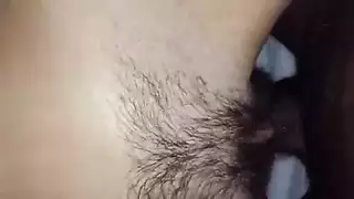 زب أسمر يحفر في كس أبيض كثيف