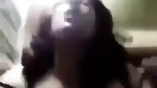 فتاة ذات كس أسمر تتعرض لنيك الوجه ثم تضرب بقوة