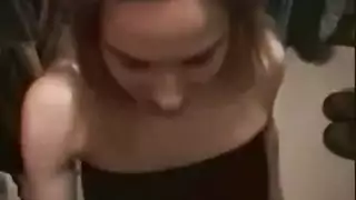 مص علني في المتجر وإنهاء فوضوي على الوجه