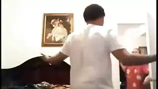 هاوية مثيرة تتعرى وتتعرض لنكاح مهيج