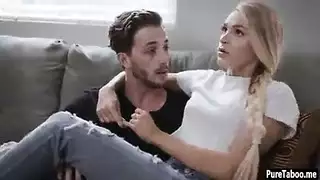 زوجة الأب وابنتها الجامعية الممتلئة تشاركان قضيبًا مزدوجًا في مقطع سكس محرم
