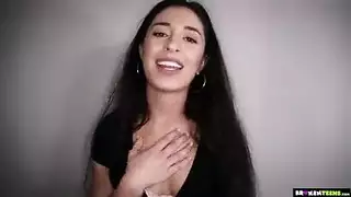  فتاة صغيرة يخترق مهبلها المنتفخ بوحشية ثم ترضعه