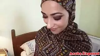 مستأجرة عربية محجبة تأخذ عضو المالك مقابل الإيجار — نهاية على الوجه