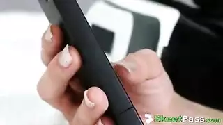 يضبطها وهي تجرب ديلدوها لجلسة عذرية إباحية