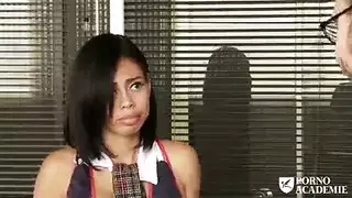لاتينية ساخنة تأخذه بعمق في مؤخرتها المستديرة الكبيرة