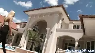 أربعيني أشقر مع اختراق مزدوج إباحي قوي