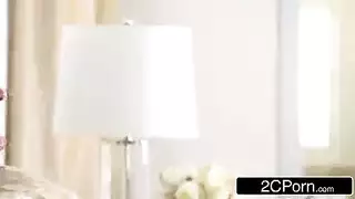 مثلث جنسي أول: امرأة ناضجة تفسد شاباً وصديقته