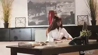 الأمين امرأة سوداء مع الكمال الجلد على نحو سلس والملاعين مع رئيسها في مكتب